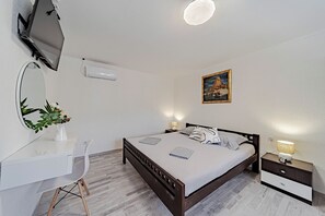 2 bedrooms, iron/ironing board, free WiFi, bed sheets - Holiday Home Luce with Pool, Ljubitovica, Croatia (Ljubitovica)