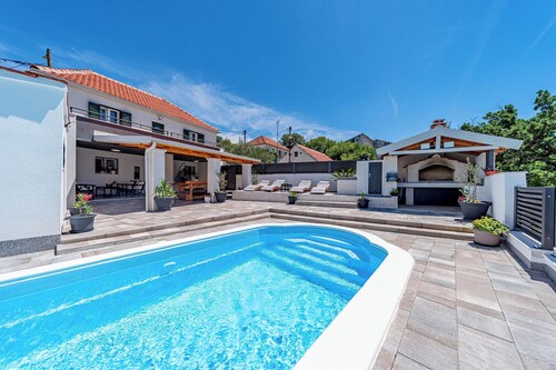 Holiday Home Luce with Pool, Ljubitovica, Croatia