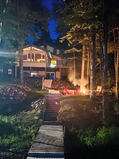 Grindstone Lake-Hayward 4-bedroom lakefront cabin. Wi-Fi, AC and superb fishing!