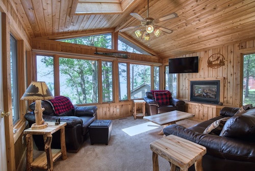 Grindstone Lake-Hayward 4-bedroom lakefront cabin. Wi-Fi, AC and superb fishing!