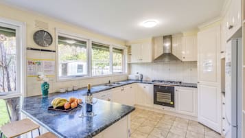 Family House, 5 Bedrooms | Private kitchen