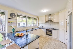 Private kitchen - StayAU Cozy Family Comfort 5BRM Glen (Glen Waverley)