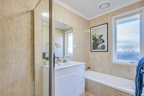Bathroom - StayAU Cozy Family Comfort 5BRM Glen (Glen Waverley)