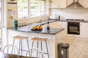 Family House, 5 Bedrooms | Private kitchen
