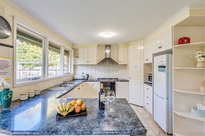 Family House, 5 Bedrooms | Private kitchen - StayAU Cozy Family Comfort 5BRM Glen (Glen Waverley)