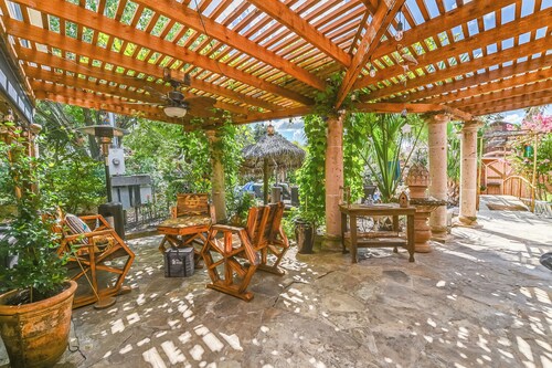 3 bedroom cottage, peaceful and private, with pool, fitness, flowers and nature