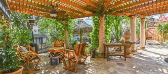 3 bedroom cottage, peaceful and private, with pool, fitness, flowers and nature