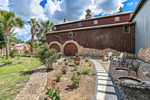Property grounds - 3 bedroom cottage, peaceful and private, with pool, fitness, flowers and nature (Buda)