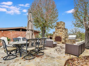 Outdoor dining - 3 bedroom cottage, peaceful and private, with pool, fitness, flowers and nature (Buda)