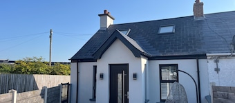 2 Bedrooms - 5 Guests - Fireplace - Near Beach