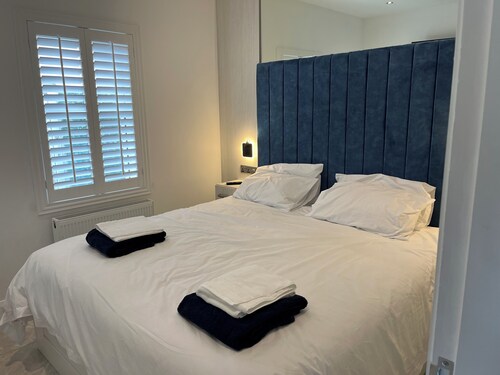 Cottage-Sleeps 5-Parking-Near Beach-Fireplace