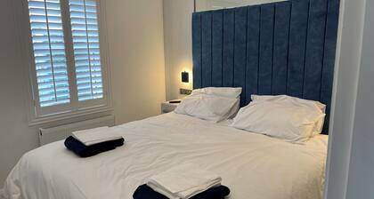 Cottage-Sleeps 5-Parking-Near Beach-Fireplace