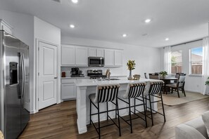 Fridge, microwave, oven, stovetop - Luxe Living - 3-bedroom house in Little Elm with AC, WiFi, and Games (Oak Point)