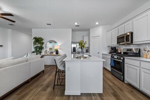 Fridge, microwave, oven, stovetop - Luxe Living - 3-bedroom house in Little Elm with AC, WiFi, and Games (Oak Point)