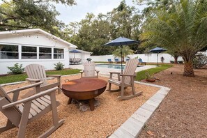Terrace/patio - NEW! Heated Pool, only 1.5 mi. to Beach! Sleeps 10 (Saint Simons Island)