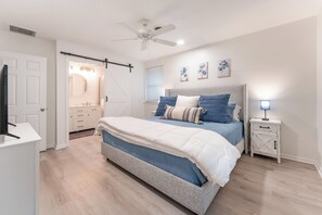 4 bedrooms, iron/ironing board, free WiFi, bed sheets - NEW! Heated Pool, only 1.5 miles to Beach! Sleeps 10 (Saint Simons Island)