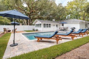 A heated pool - NEW! Heated Pool, only 1.5 mi. to Beach! Sleeps 10 (Saint Simons Island)