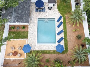 A heated pool - NEW! Heated Pool, only 1.5 miles to Beach! Sleeps 10 (Saint Simons Island)