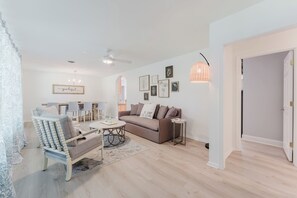 Smart TV - NEW! Heated Pool, only 1.5 miles to Beach! Sleeps 10 (Saint Simons Island)