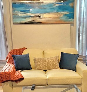 Smart TV, books - Comfortable 6-bdrm, 2-bath with off street parking, near XU, UC, OTR & Downtown  (Cincinnati)