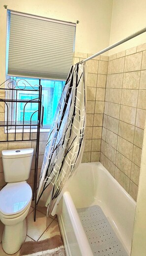 Hair dryer, towels, soap, shampoo - Comfortable 6-bdrm, 2-bath with off street parking, near XU, UC, OTR & Downtown  (Cincinnati)