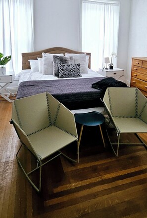 6 bedrooms, desk, iron/ironing board, free WiFi - Comfortable 6-bdrm, 2-bath with off street parking, near XU, UC, OTR & Downtown (Cincinnati)