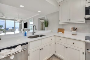 Fridge, microwave, oven, stovetop - Stunning views overlooking the Atlantic Ocean and King & Prince resort grounds. (Saint Simons Island)