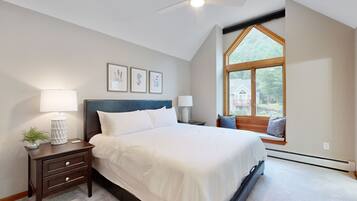 4 bedrooms, iron/ironing board, internet, bed sheets