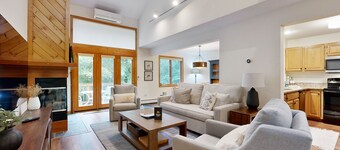 Homey Mountain Retreat: close to skiing and all season outdoor adventures