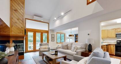 Homey Mountain Retreat: close to skiing and all season outdoor adventures