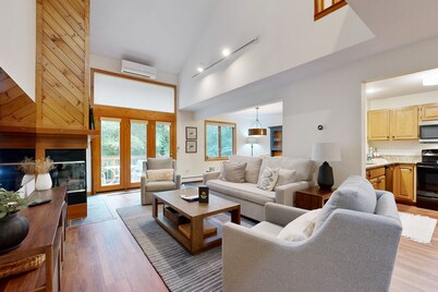 Homey Mountain Retreat: close to skiing and all season outdoor adventures