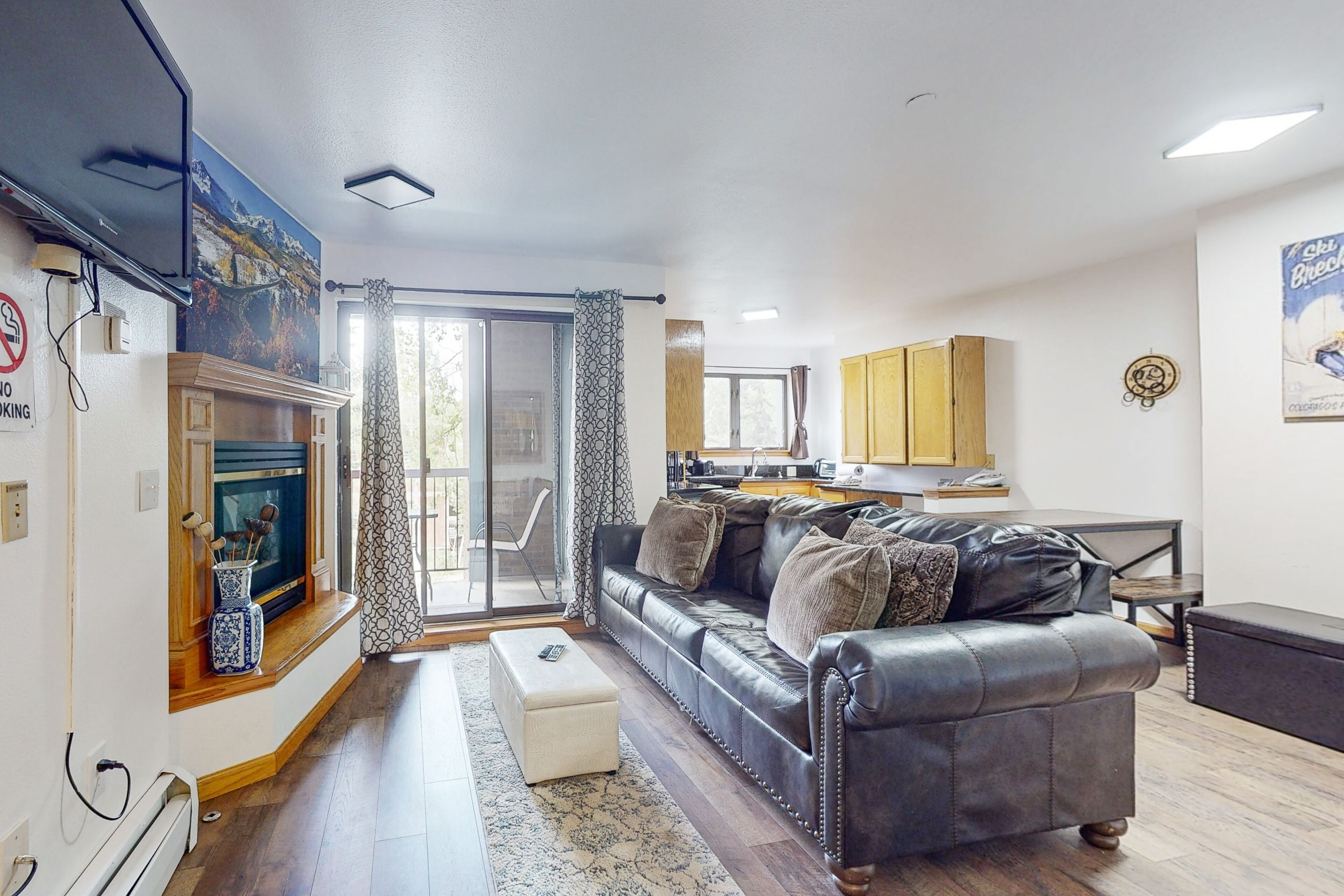 Cozy ski-in condo w/ pool, BBQ, and private washer and dryer
