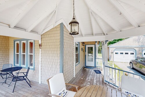 Cozy Apartment with Stunning Views and Private Pool Table