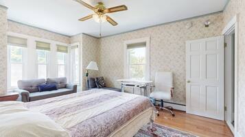 2 bedrooms, iron/ironing board, internet, bed sheets