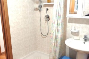 Een haardroger, een bidet, handdoeken, zeep