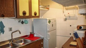 Coffee/tea maker, fridge, microwave, oven - At the Oven Door (Roccascalegna)