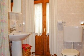 Hair dryer, bidet, towels, soap - At the Oven Door (Roccascalegna)