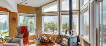 Cozy apartment with large deck with views, hot tub & wood stove