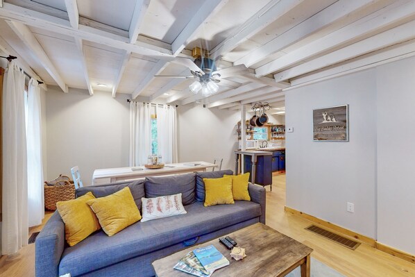 TV, fireplace - Peaceful home near summer and winter outdoor activities - 4 wheel drive needed (Oakland)