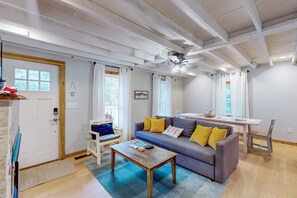 TV, fireplace - Peaceful home near summer and winter outdoor activities - 4 wheel drive needed (Oakland)