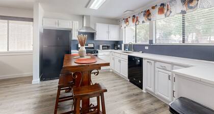 Cozy home with enclosed backyard and fire pit - Dog-friendly