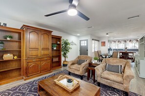 Interior - Cozy home with enclosed backyard and fire pit - Dog-friendly (Austin)