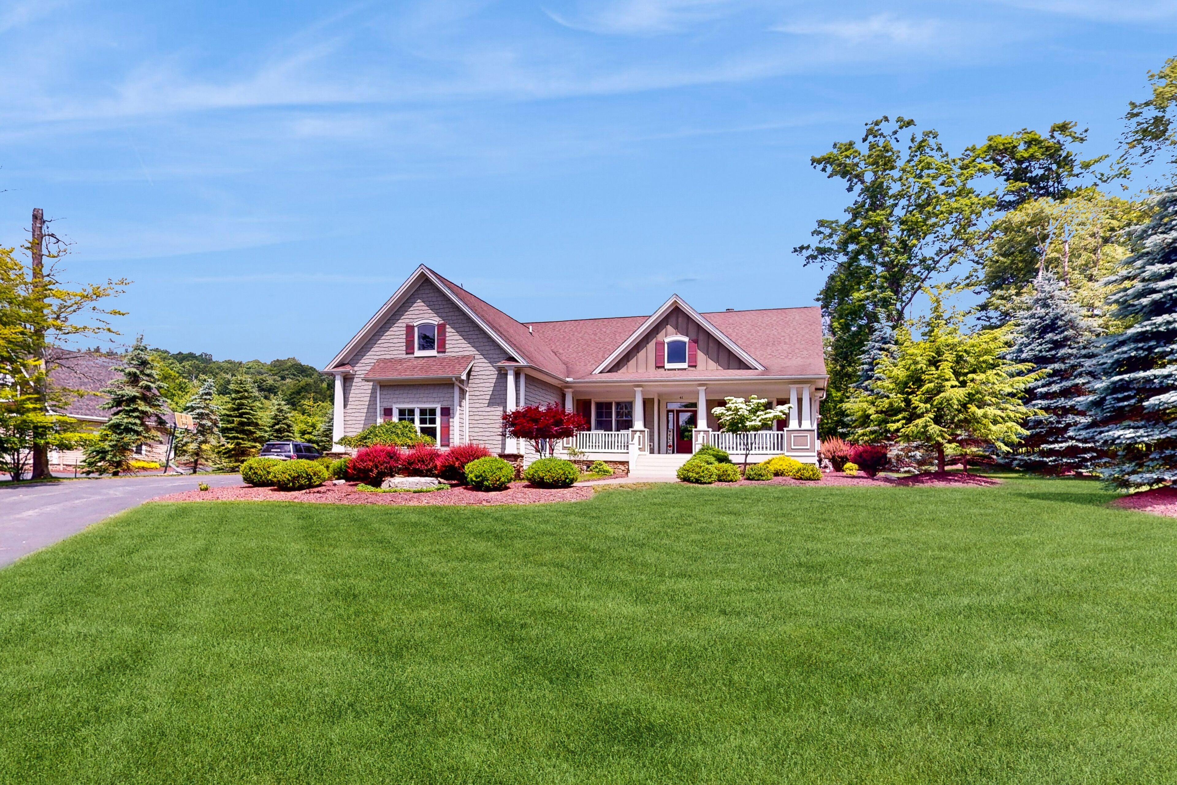 Spacious home with private hot tub, large patio, grill, outdoor fireplace