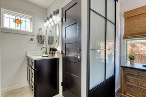 Een douche, een haardroger, shampoo