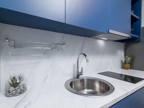 Refrigerador, microondas y utensilios de cocina 