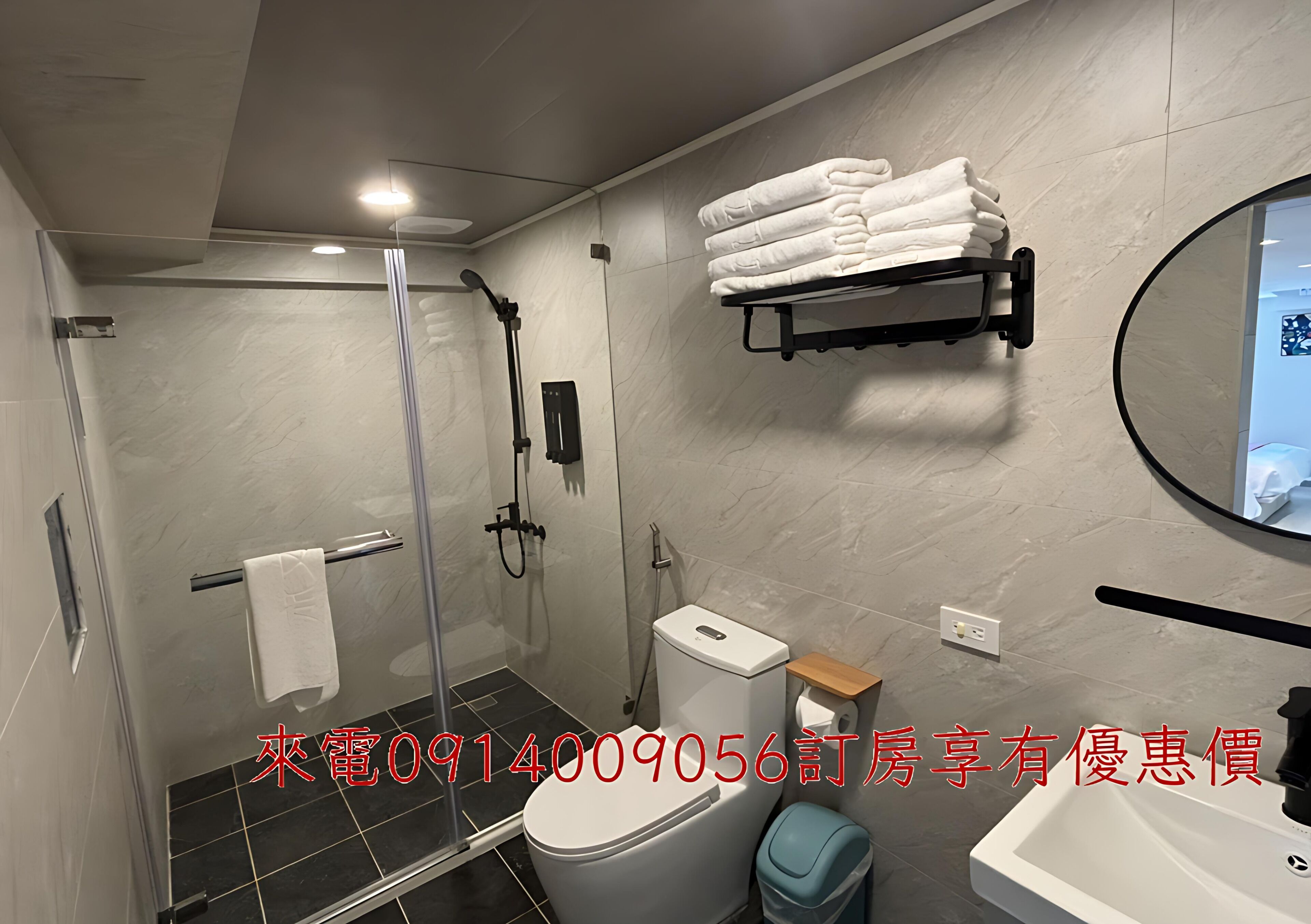 Une salle de bain moderne avec une douche à parois de verre, des toilettes et un lavabo.