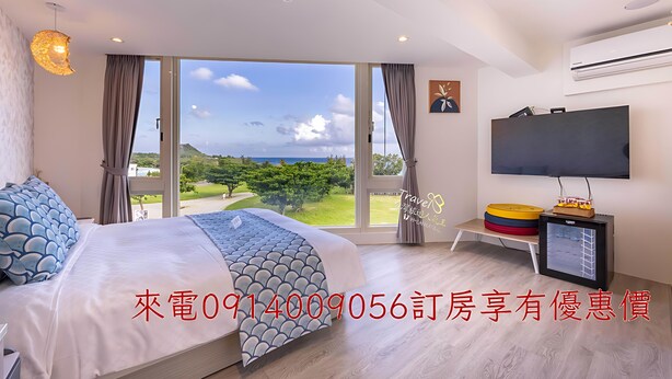 Une chambre d’hôtel moderne dot ée d’un grand lit, d’une télévision à écran plat et offrant une vue sur la mer.