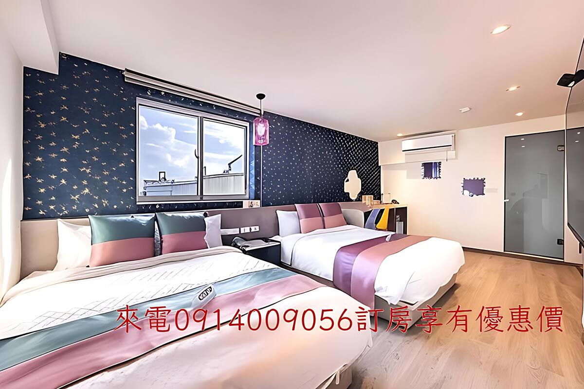 Quarto de hotel moderno com duas camas, uma janela grande e vista para a cidade.