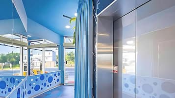 واجهة المنشأة - في المساء/الليل