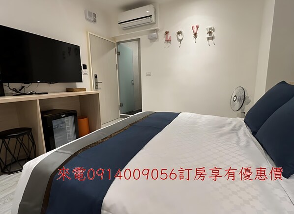 A hotel room with a bed, a TV, a desk, and a wardrobe. - Ching Ching Hotel (Hengchun)